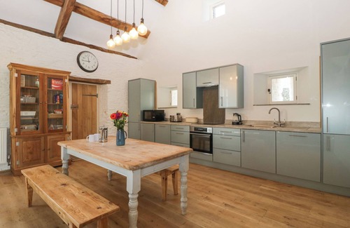 Longtown Cottage | WHITE HAYWOOD BARN, pet friendly, with hot tub in Craswall