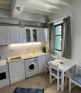 Plomari House | White House