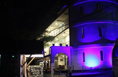 Nallathanniya House | White House Riverside Retreat