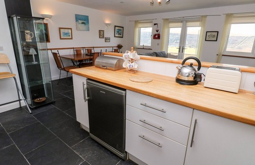 Mawgan Porth Cottage | White Lodge Apartment