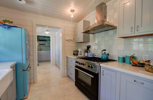 Dunmore Town House | White Lodge- Classic house and lush gardens nestled on the Bay