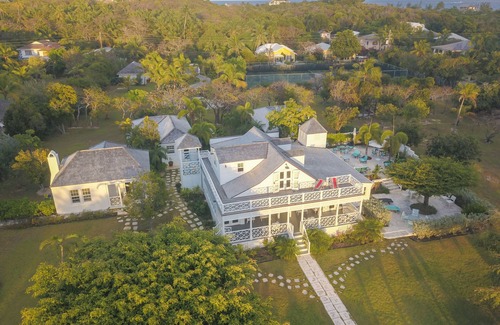 Dunmore Town House | White Lodge- Classic house and lush gardens nestled on the Bay