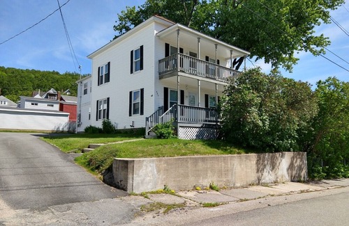 Berlin Apartment | WHITE MOUNTAINS RENOVATED 1 BEDROOM on Ground Floor