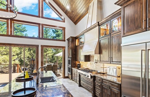 Meadowbrook Estates House | White Pine Lodge By Destination Big Bear: Luxury Single Story Ranch Style! Pickleball Court! Theater! Game Room! Spa! Beautiful Meadowbrook Estates Location! Fire Pit!