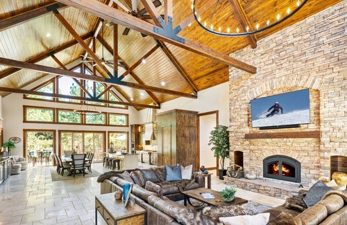 Meadowbrook Estates House | White Pine Lodge By Destination Big Bear: Luxury Single Story Ranch Style! Pickleball Court! Theater! Game Room! Spa! Beautiful Meadowbrook Estates Location! Fire Pit!