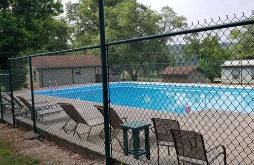 Branson Cabin | White River Cabin on Lake Taneycomo - Resort Pool - Dock