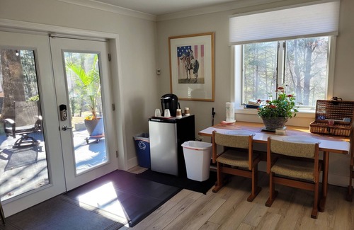 Brevard Apartment | WHITE SQUIRREL SUITE -IN THE CITY WALK TO DOWNTOWN