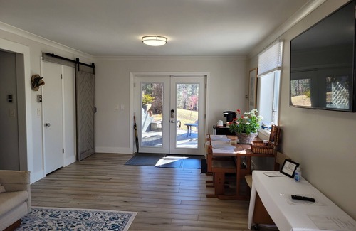 Brevard Apartment | WHITE SQUIRREL SUITE -IN THE CITY WALK TO DOWNTOWN