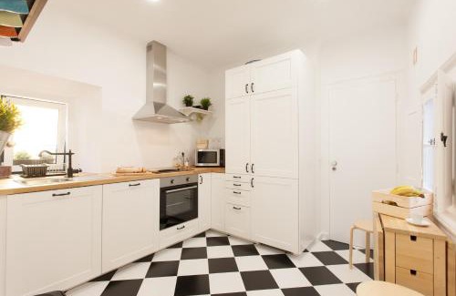 Sacramento Apartment | White Tiles in City Center