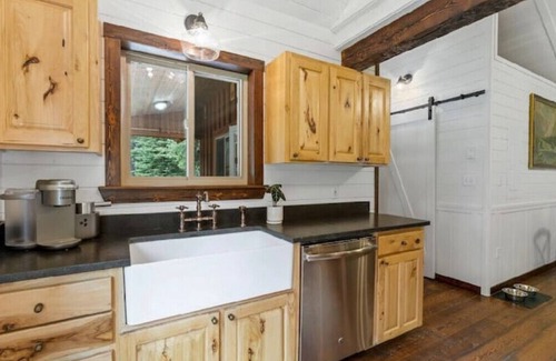 Whitefish Cabin | Whitefish Outpost Cozy Cabin. 3 miles from town!