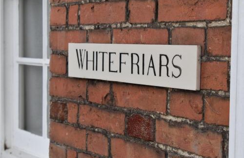 Rye House | Whitefriars, Rye - central location with parking for 3 cars - large family home