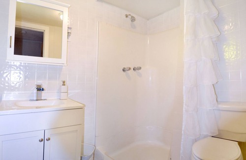 Whitehall Hotel | Whitehall Cottages Boutique Motel -King Beds