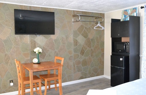 Whitehall Hotel | Whitehall Cottages Boutique Motel -King Beds