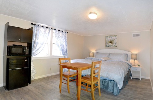 Whitehall Hotel | Whitehall Cottages Boutique Motel -King Beds