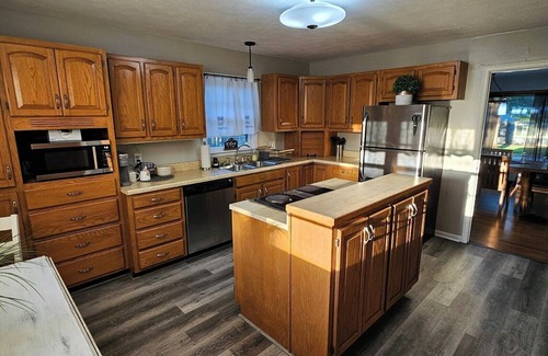 Manhattan House | Whole House Sleeps 9 with Ample Space Close to KSU & MHS