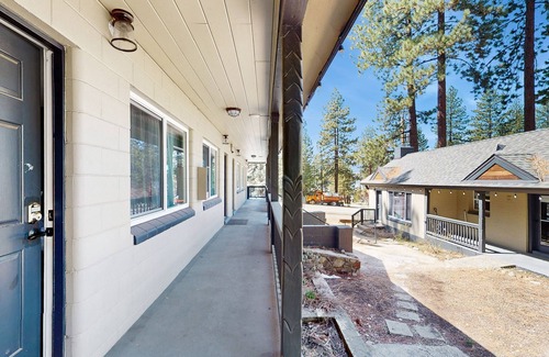 Kings Beach Ski Chalet | Wholesome hotel with lakeview, golf, skiing, WiFi, & Netflix