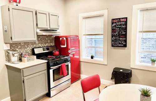 Noble Square Apartment | Wicker Park 2Bdrm 10 min to Downtown-Salt Shed Fall Special 129.00 Sept 28-Oct 3