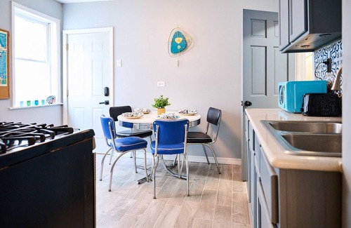 Noble Square Apartment | Wicker Park 2Bdrm Near Downtown & Salt Shed Fall Special 99.00 Sept 29th-Oct 3rd