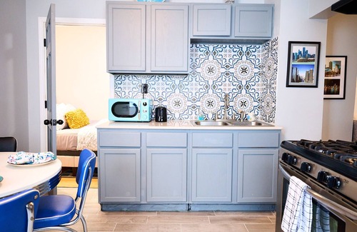 Noble Square Apartment | Wicker Park 2Bdrm Near Downtown & Salt Shed Fall Special 99.00 Sept 29th-Oct 3rd