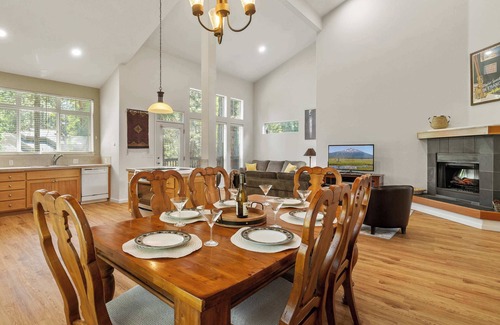 Bend House | Widgi Creek Retreat! Lux Mt Bachelor Stay for 4!