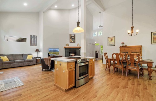 Bend House | Widgi Creek Retreat! Lux Mt Bachelor Stay for 4!
