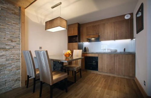 Eclose-Est Apartment | Wifi, 150m from ski slopes, fitness, swimming pool, sauna, hammam, balcony, tv, 97m², Alpe d'Huez