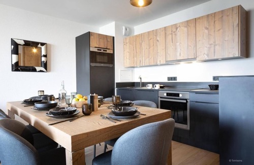 Montalbert Apartment | Wifi, 300m from ski slopes, view mountain, swimming pool, sauna, hammam, balcony, parking