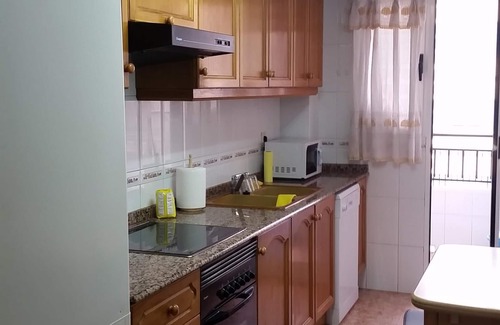 Benicalap Apartment | WiFi, 4 Bedrooms, Parking, Elevator. Ideal for families and friends.