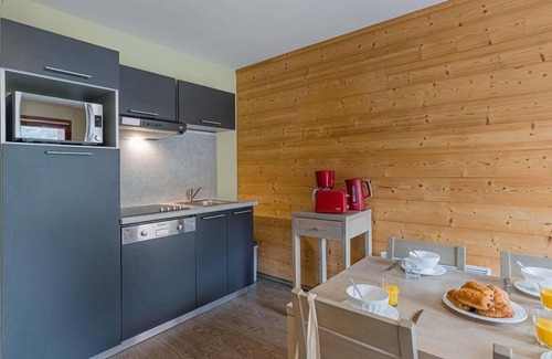 Vaujany Apartment | Wifi, 50m from ski lifts, fitness, swimming pool, sauna, hammam, balcony, parking, tv, 12-14m²