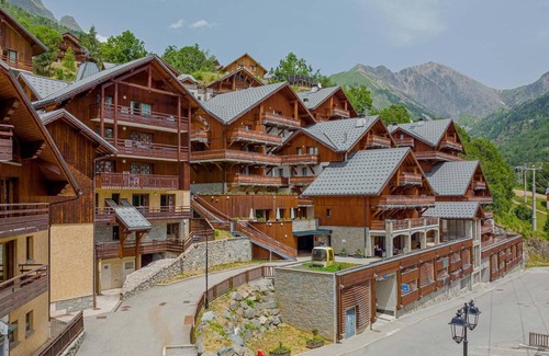Vaujany Apartment | Wifi, 50m from ski lifts, fitness, swimming pool, sauna, hammam, balcony, parking, tv, 30-40m²
