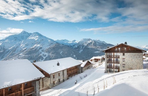 Les Eucherts Apartment | Wifi, ski-in/ski-out & foot of the slopes, swimming pool, sauna, hammam, balcony, fireplace or stove