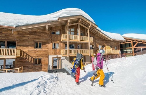La Rosiere Apartment | Wifi, ski-in/ski-out & foot of the slopes, 3rd floor, view mountain, swimming pool, sauna, hammam