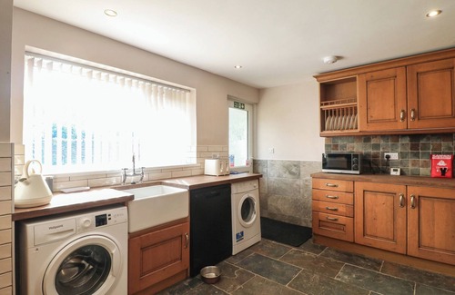 Chesterfield Cottage | WIGLEY FARM HOUSE COTTAGE, pet friendly, with hot tub in Chesterfield