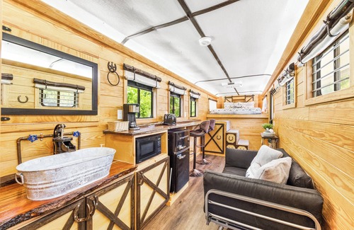 Conway House | 🐎 Wild Horse Retreat | Unique Tiny Home Glamping 🌿🔥