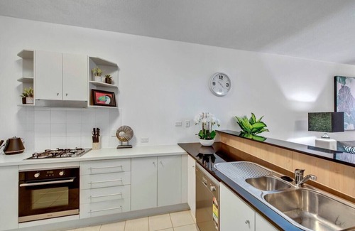 South Brisbane Apartment | Wild Lux Apt - Southbank & Fast WiFi + Parking