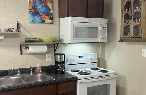 Springville House | Wild Turkey Way Guesthouse!!! Short 5 Minute Walk to the Springville Ranch!