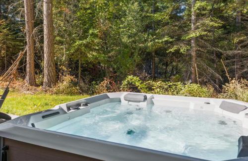 Roslyn House | Wildwood Cabin at Suncadia- Hot Tub, Firepit, BBQ, Gourmet Kitchen, Fireplace, Smart TVs, Hi-speed Wi-Fi, Secluded