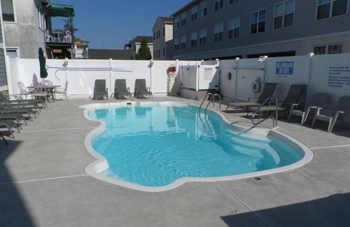 Wildwood Condo | Wildwood W/Pool - 1 Blk Frm Beach - 3BR/2 BA