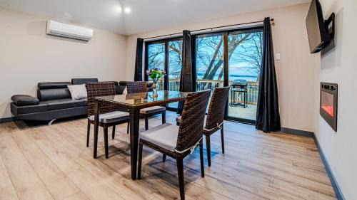 Harwood House | Willow Bay Cottages