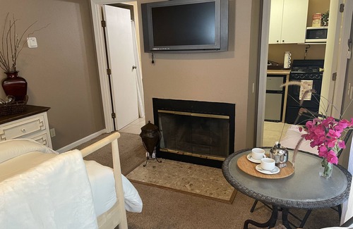 Willow Glen Apartment | Willow Glen Hideaway - Charming Cottage with Hot Tub