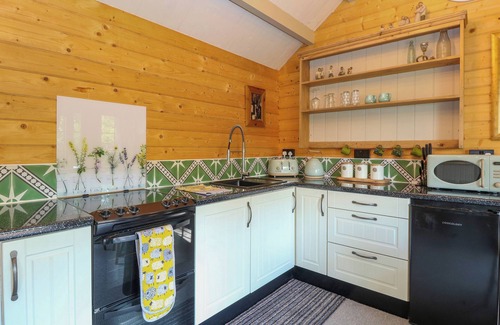 Irstead Cottage | WILLOW LODGE, romantic, character holiday cottage in Potter Heigham