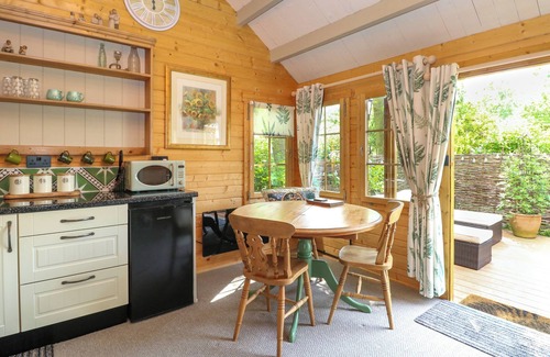 Irstead Cottage | WILLOW LODGE, romantic, character holiday cottage in Potter Heigham