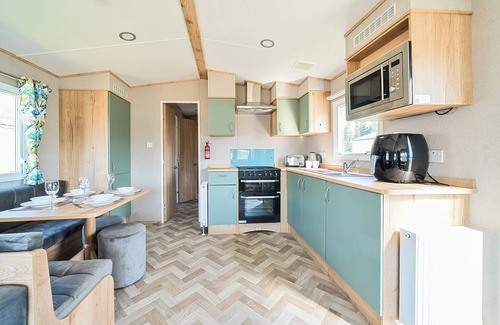 Great Billing Cottage | WILLOWBROOK HIDEAWAY - BILLING AQUADROME in Billing Aquadrome Holiday Park