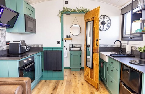 Saundersfoot Cottage | Willows Rest - 1 Bed Shepherd's Hut - Pentlepoir