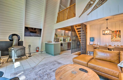 Wilmington Cottage | Wilmington Chalet w/Hot Tub < 8 Mi to Mount Snow!