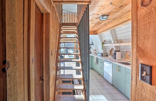 Wilmington Cottage | Wilmington Chalet w/Hot Tub < 8 Mi to Mount Snow!