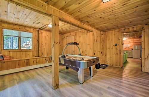 Wilmington Cottage | Wilmington Chalet w/Hot Tub < 8 Mi to Mount Snow!