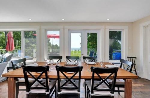 Wellington House | Wind & Waves - Wellington waterfront with Satellite TV & fire pit