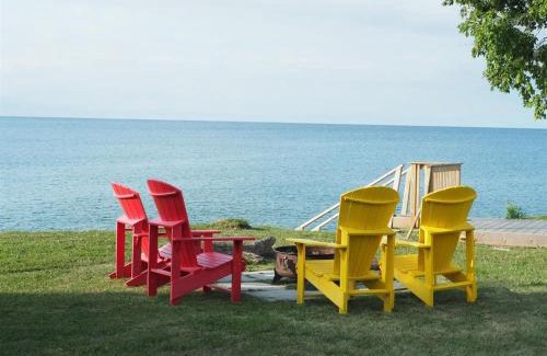 Wellington House | Wind & Waves - Wellington waterfront with Satellite TV & fire pit