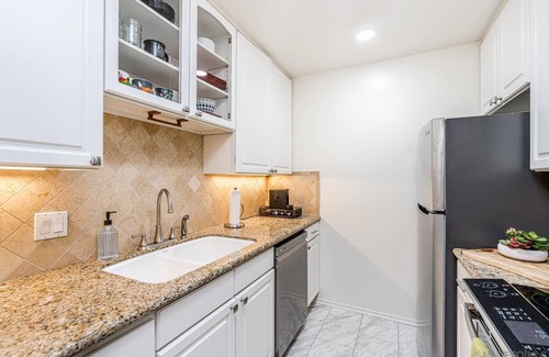 Beach Barber Tract Condo | Windansea Beach Condo! Located in quiet area close to everything!